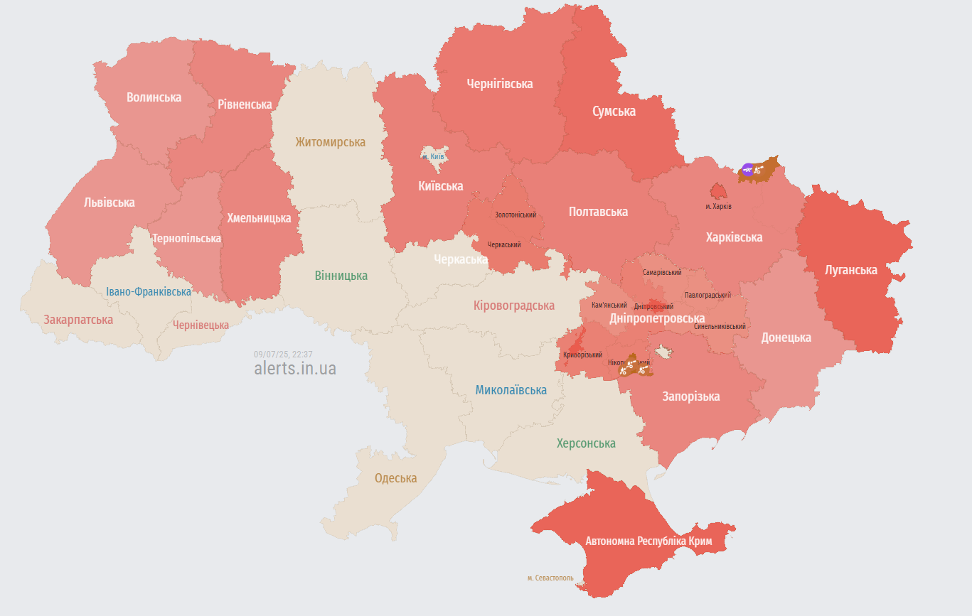 Украину с севера атакуют несколько групп "Шахедов": карта