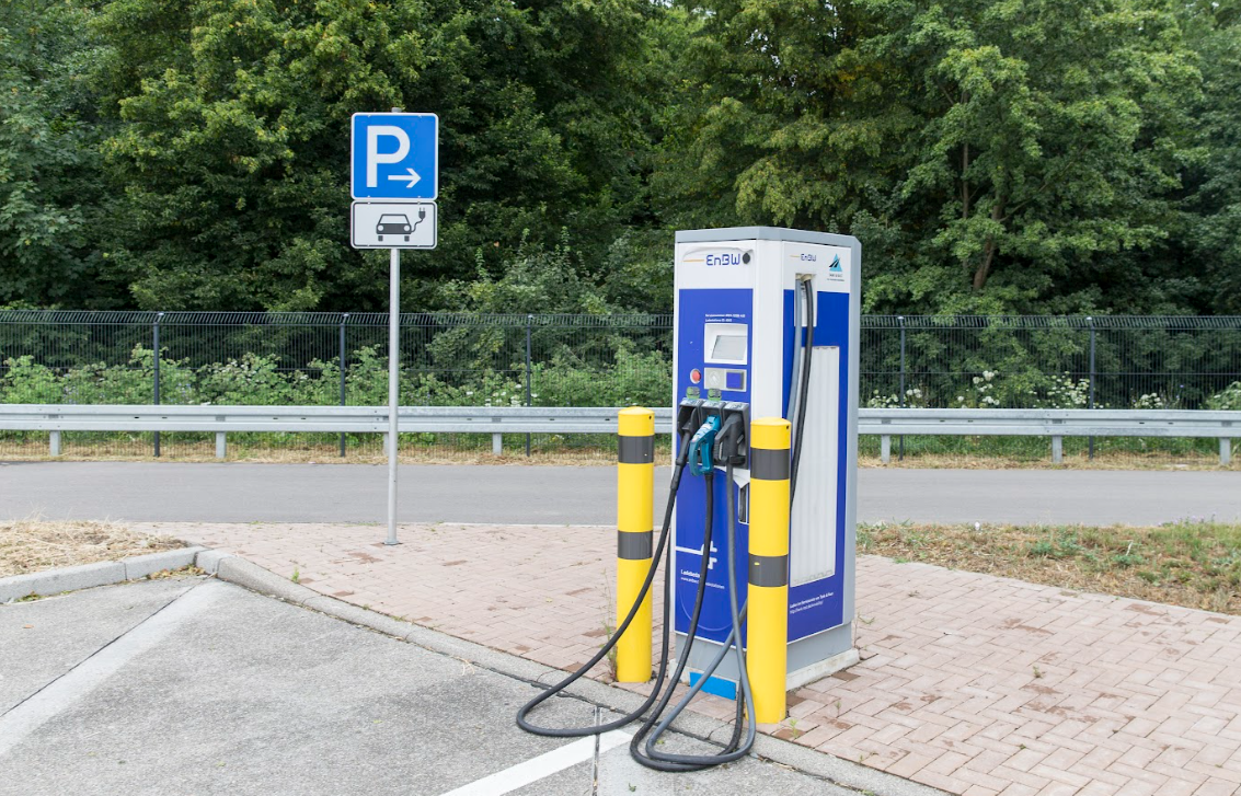 Доступ до розетки – 80% успіху: бліц з експертом про реалії електромобілів в Україні