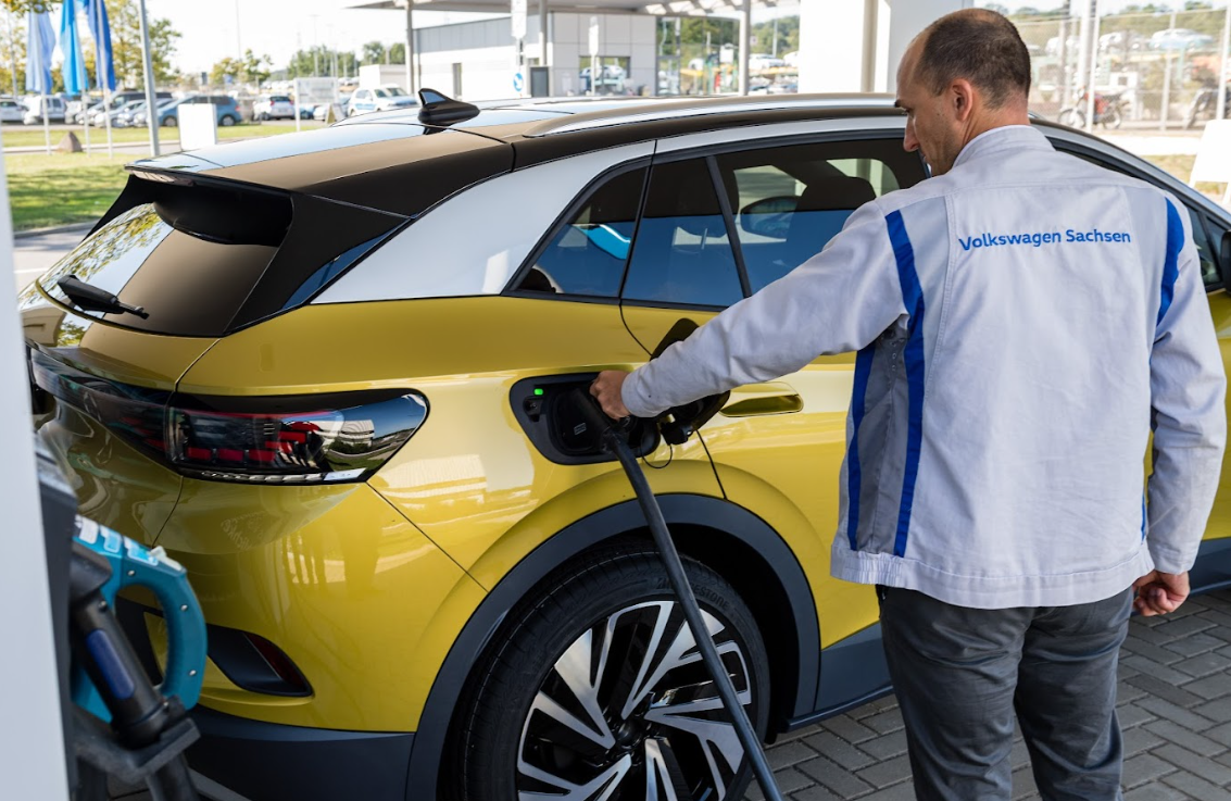 Доступ до розетки – 80% успіху: бліц з експертом про реалії електромобілів в Україні