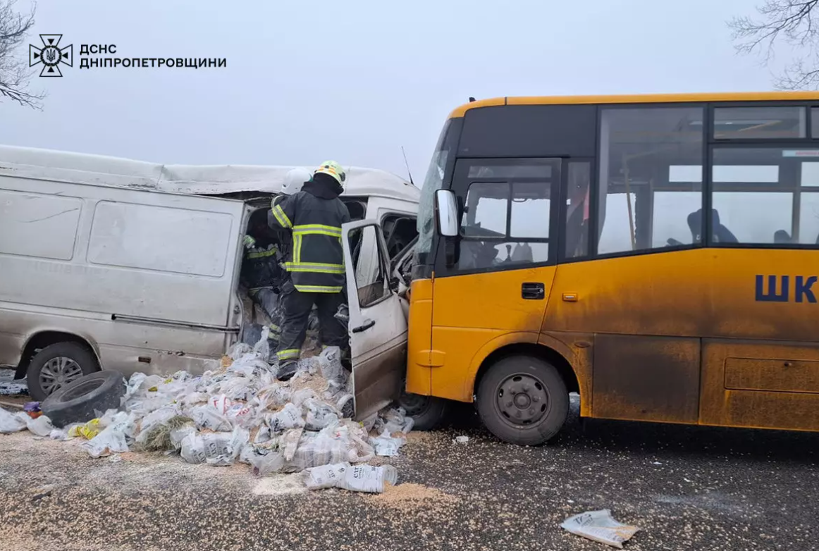 У Дніпропетровській області сталось смертельне ДТП зі шкільним автобусом: подробиці