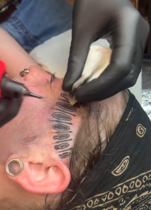 Жінка зробила величезне тату і стала зіркою мережі: малюнок на обличчі схожий на іграшки для дорослих (фото)