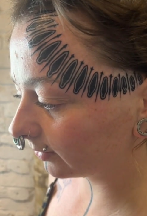 Жінка зробила величезне тату і стала зіркою мережі: малюнок на обличчі схожий на іграшки для дорослих (фото)