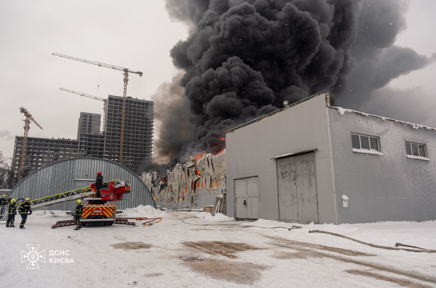 Пожежа на складах: в одному з районів Києва може бути забруднення повітря