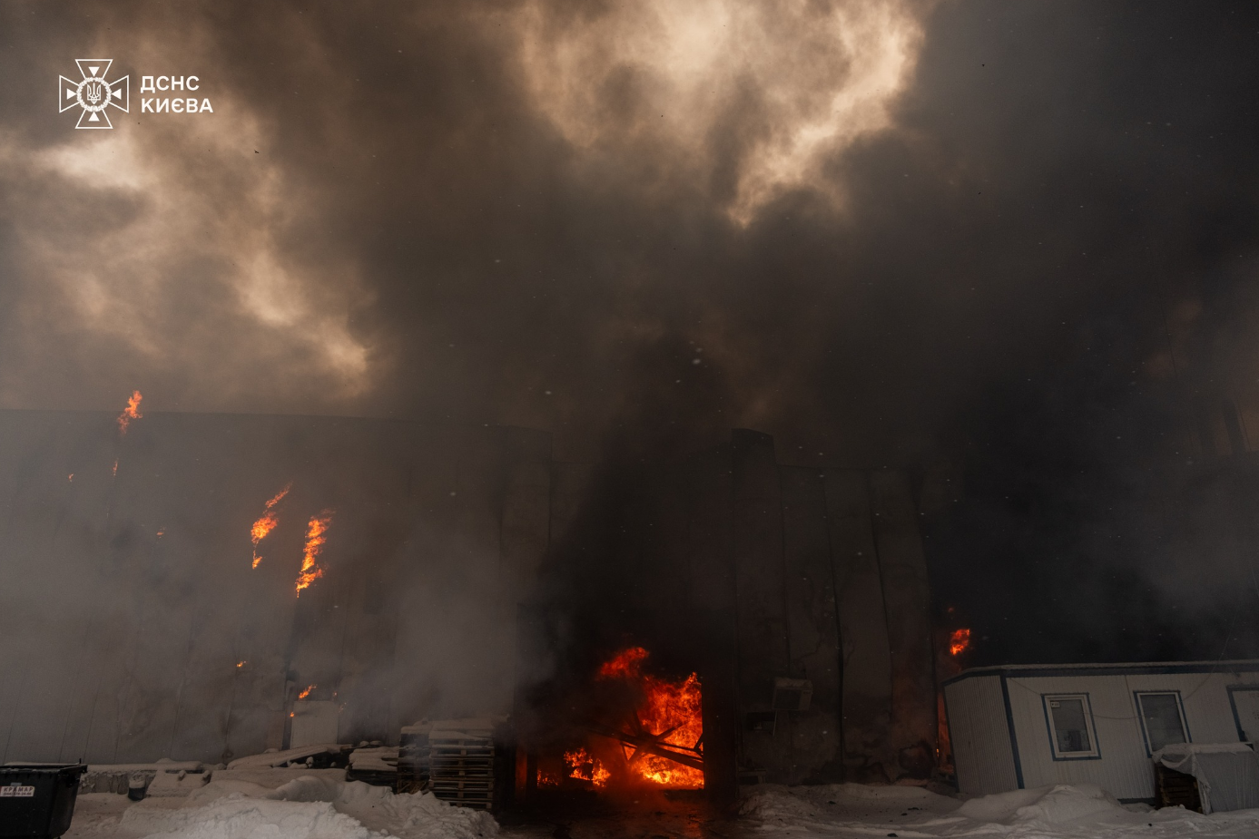 Пожежа на складах: в одному з районів Києва може бути забруднення повітря