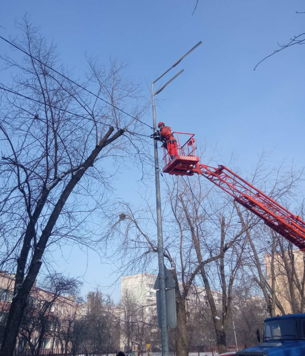 У Києві ліхтарі можуть світити вдень: у чому причина й що робити