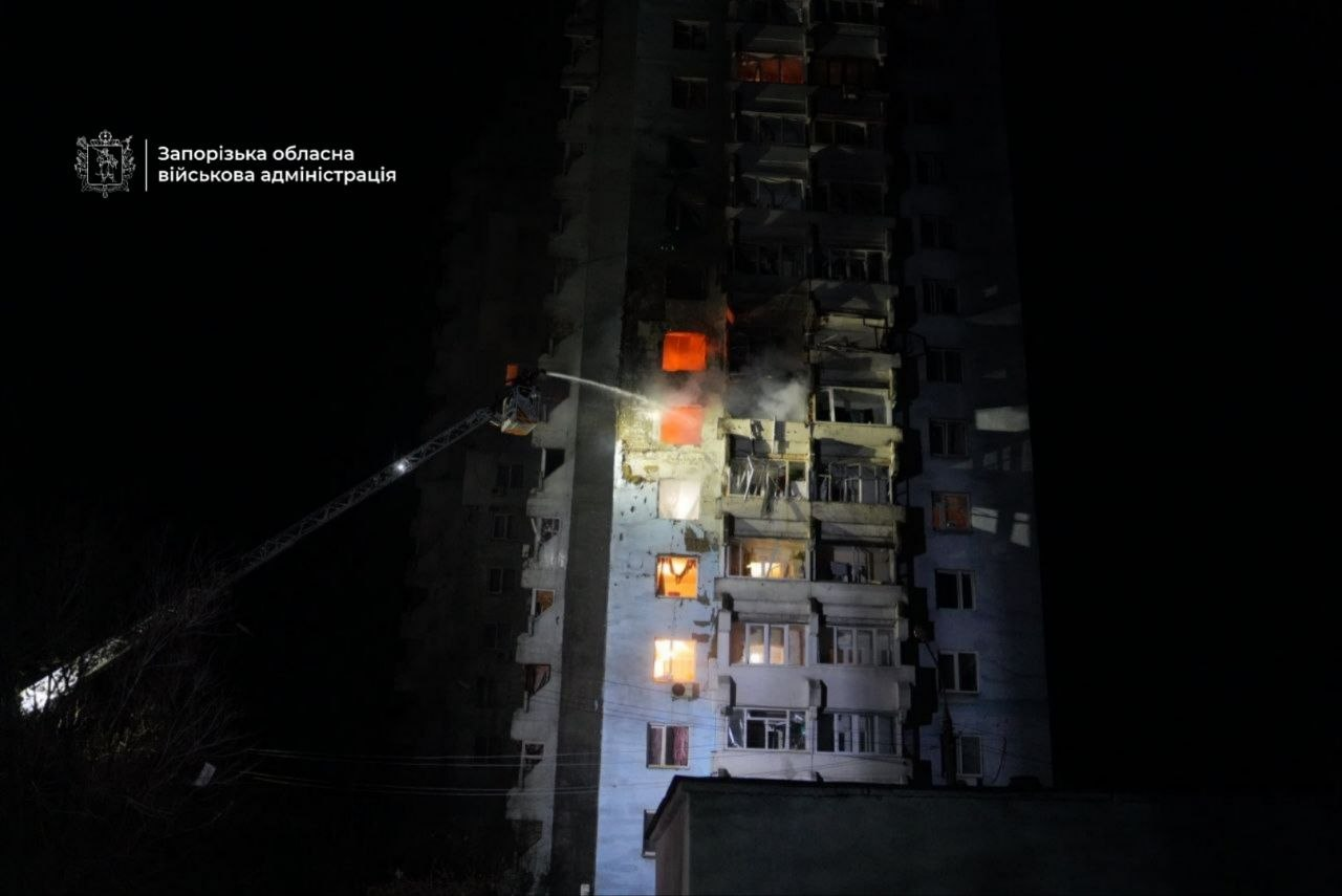 Дрон влучив у багатоповерхівку в Запоріжжі: палають квартири, є поранені (фото)