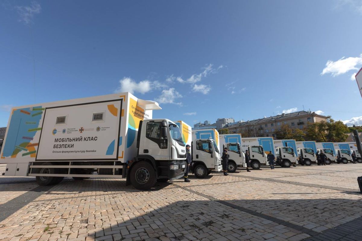В Украине начали ездить мобильные классы безопасности для детей: как они выглядят и что в них есть