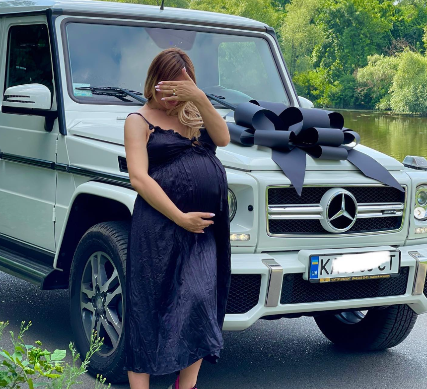 Жена Анатолича назвала самые дорогие подарки от мужа: машины, украшения, путешествия