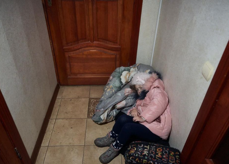 Garlands in trenches: Heartbreaking photos of Ukrainian defenders