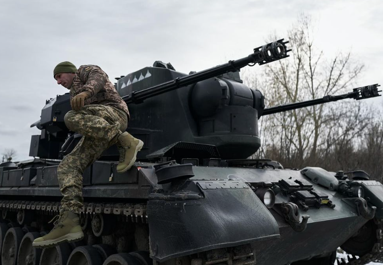 Garlands in trenches: Heartbreaking photos of Ukrainian defenders