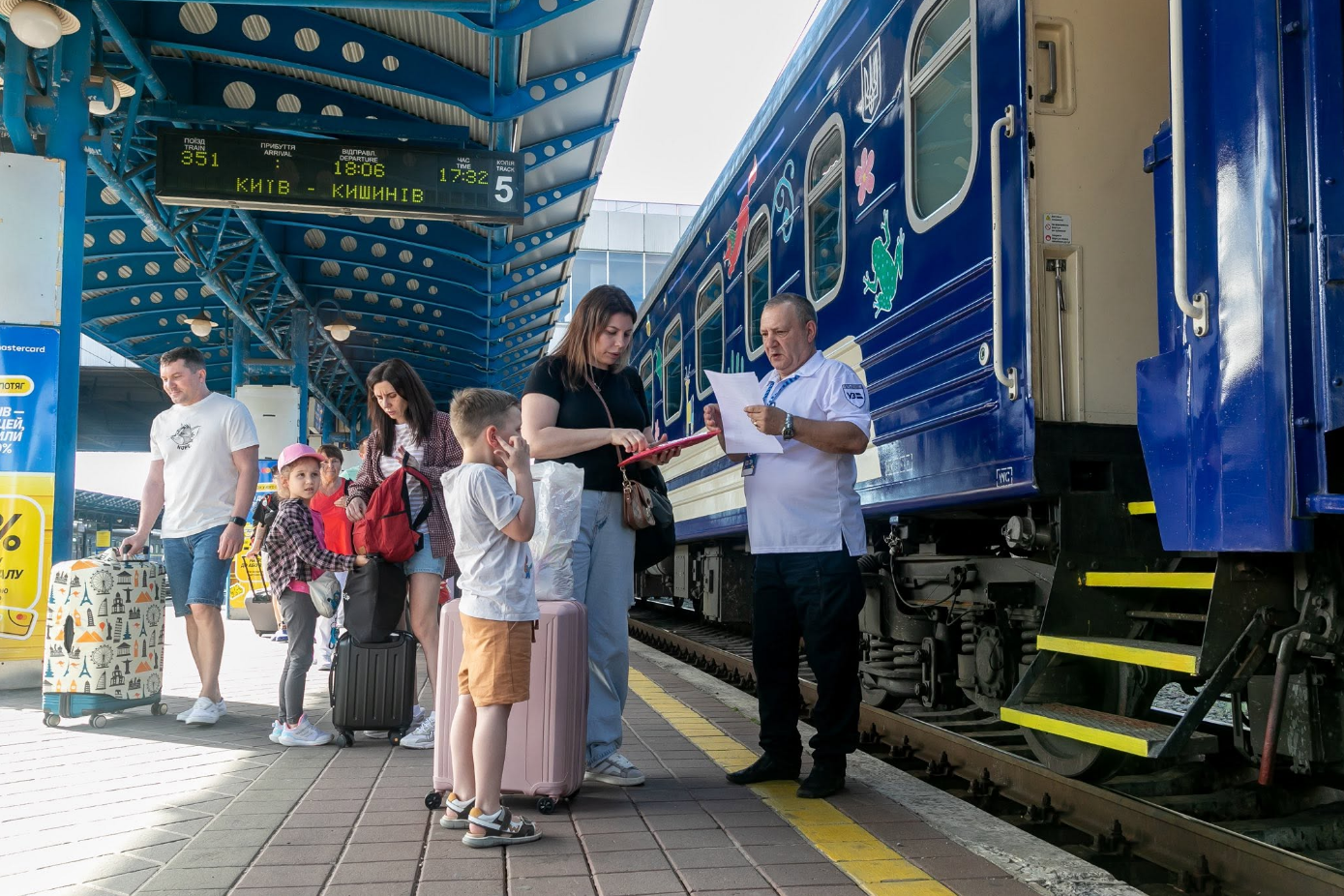 "Укрзализныця" увеличивает количество детских вагонов на лето: полный список рейсов