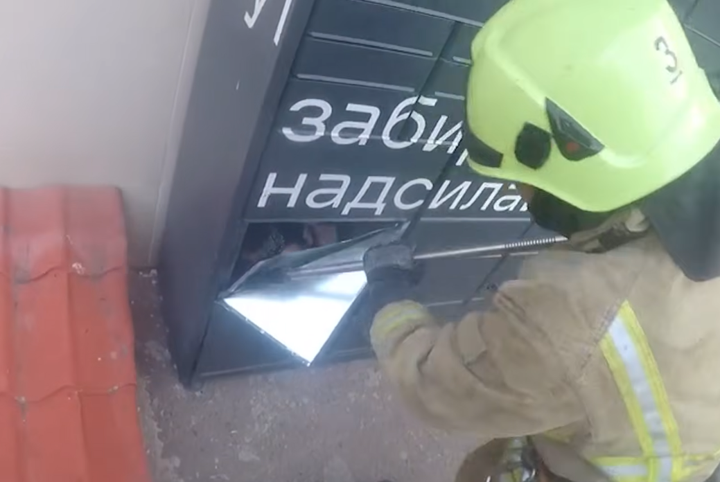 У Рівному дівчина "закрилась" у поштоматі: як її рятували (відео)