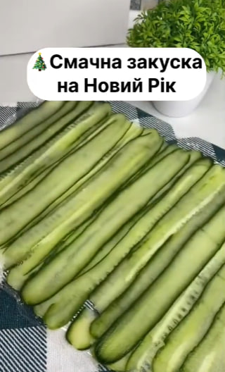 Ця закуска &quot;задобрить&quot; Зеленого Дракона: простий та дуже смачний рецепт рулетиків з риби та огірка