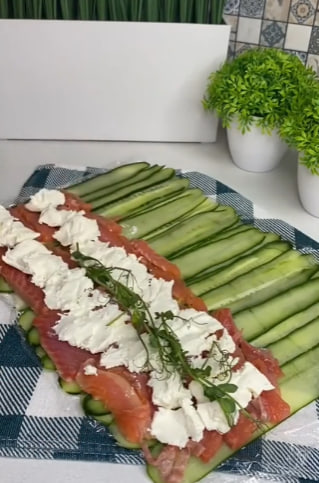 Ця закуска &quot;задобрить&quot; Зеленого Дракона: простий та дуже смачний рецепт рулетиків з риби та огірка