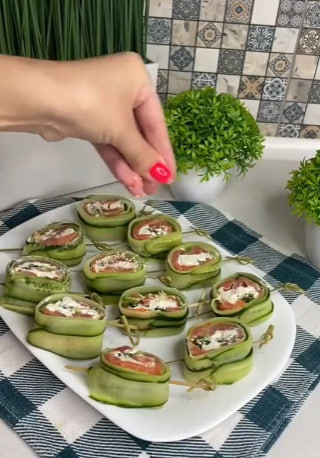 Ця закуска &quot;задобрить&quot; Зеленого Дракона: простий та дуже смачний рецепт рулетиків з риби та огірка