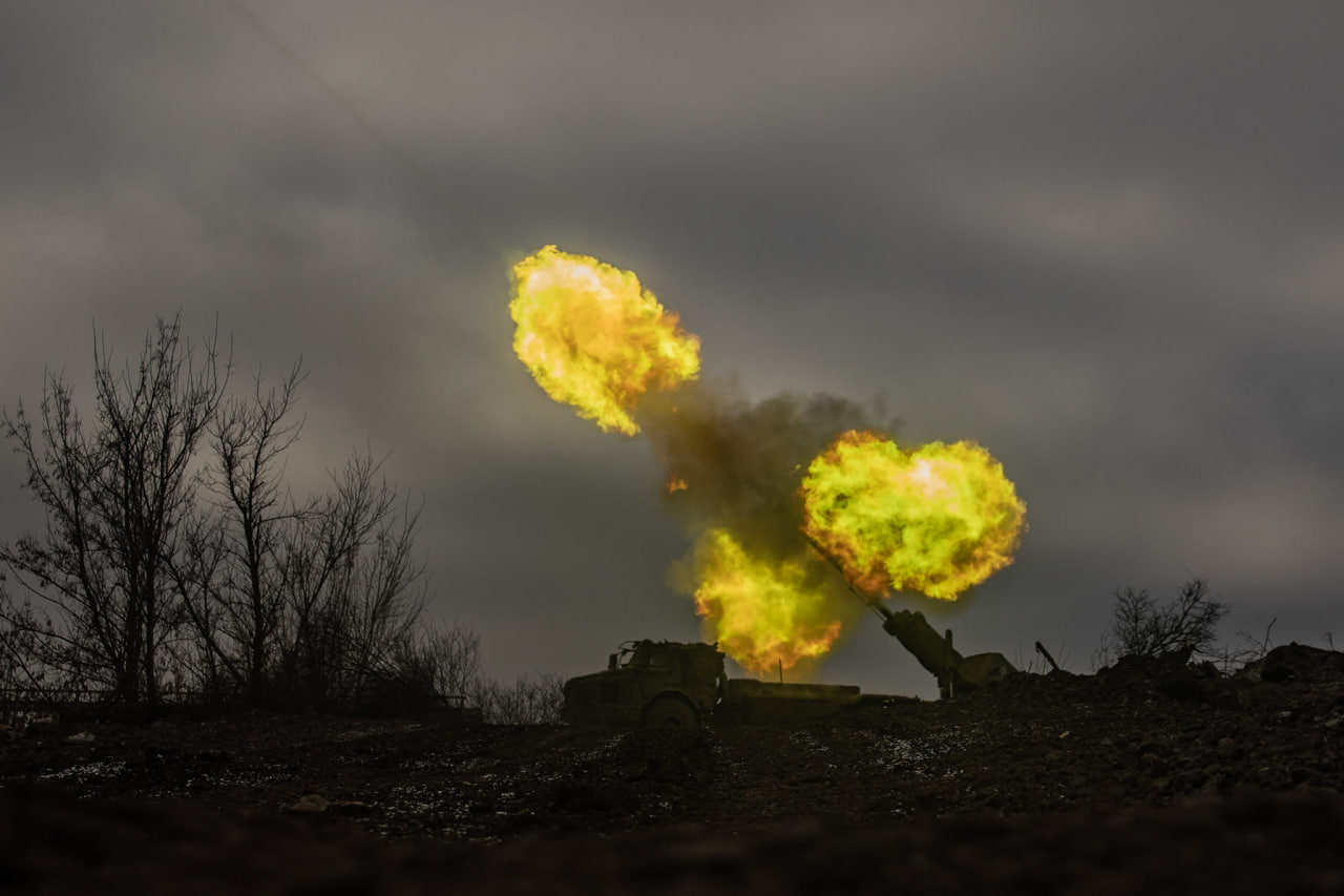 Вогонь, що спопеляє ворога: дивіться потужні кадри роботи артилеристів на Донеччині