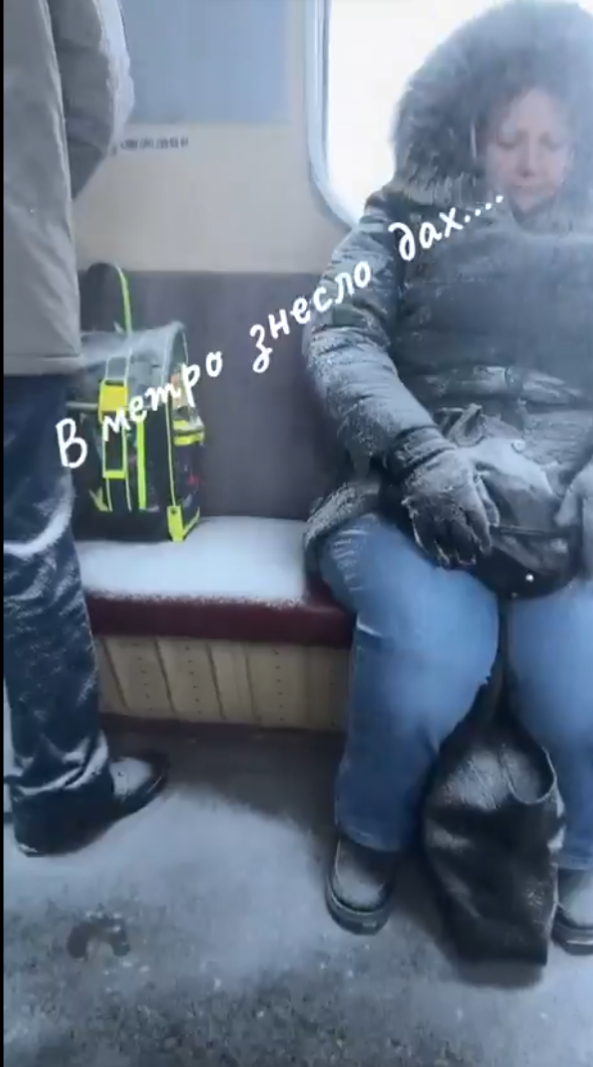 &quot;Зірвало дах&quot;: пасажирів київського метро засипало снігом просто у вагоні (відео)
