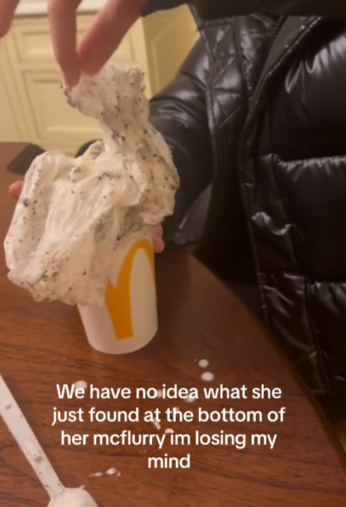 Женщина нашла в МакФлури несъедобный &quot;сюрприз&quot; и едва сдерживала эмоции: что там было