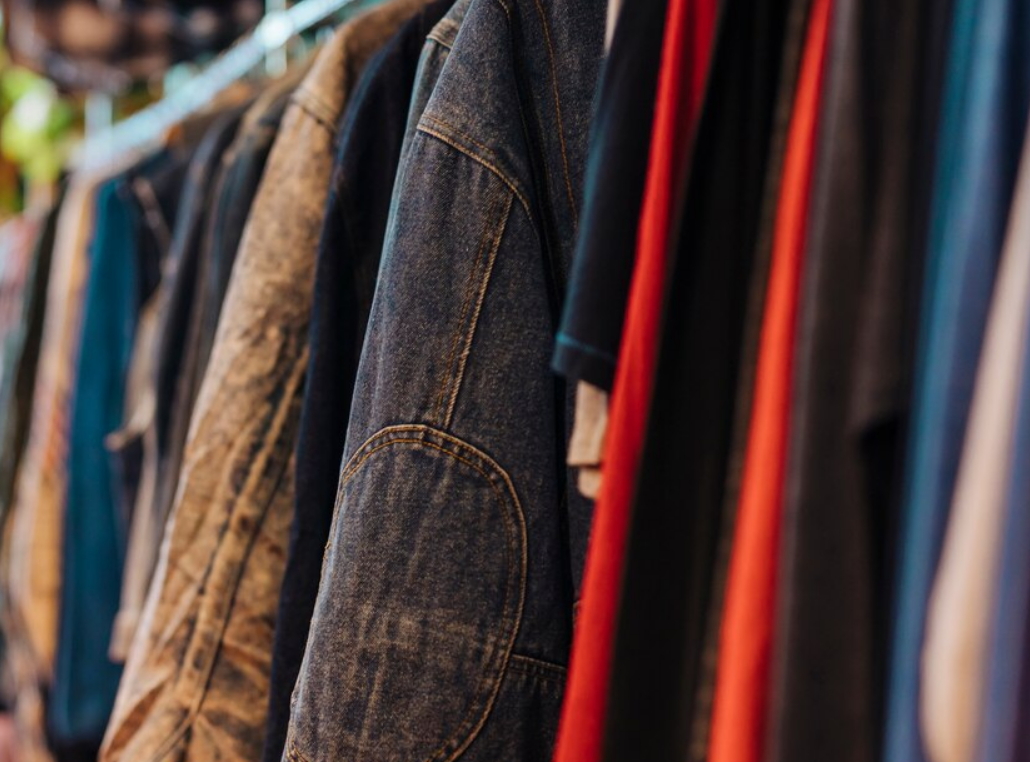 Как найти качественные вещи в секонд-хенде и сэкономить деньги: лайфхаки