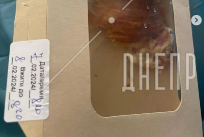 Круасан з &quot;сюрпризом&quot;. У Дніпрі покупці знайшли в їжі черв'яків (фото)