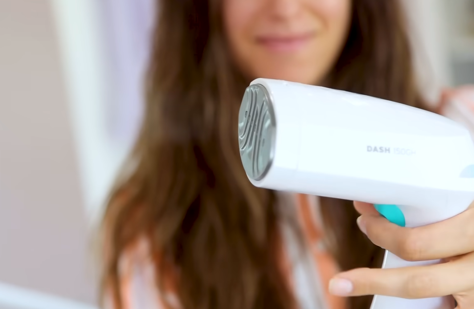 Як правильно користуватись відпарювачем, аби одяг був без складок: лайфхаки