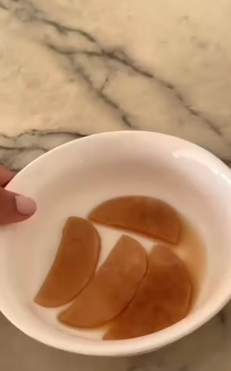 Why put cotton pads in the refrigerator? The unexpected result will surprise you