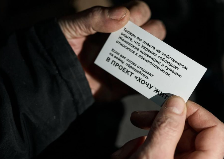 Як виглядають полонені окупанти та що їм "дарують" перед обміном. Ліберови показали те, що залишається за кадром