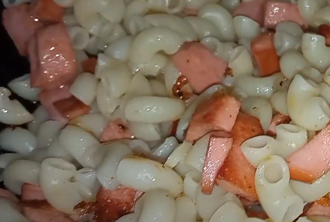 Быстро и сытно. Идеальный рецепт макаронов с сыром и колбасой