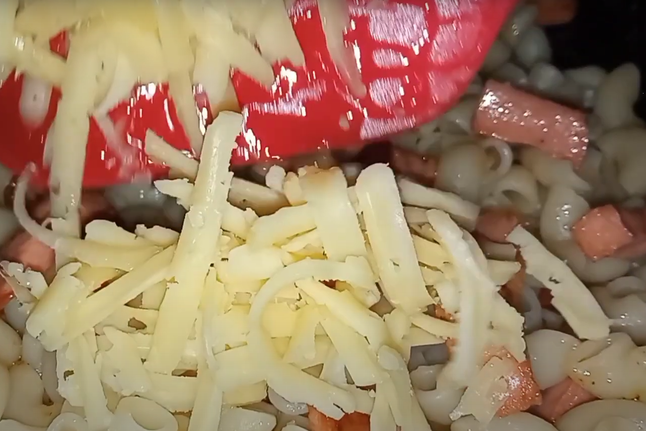 Быстро и сытно. Идеальный рецепт макаронов с сыром и колбасой