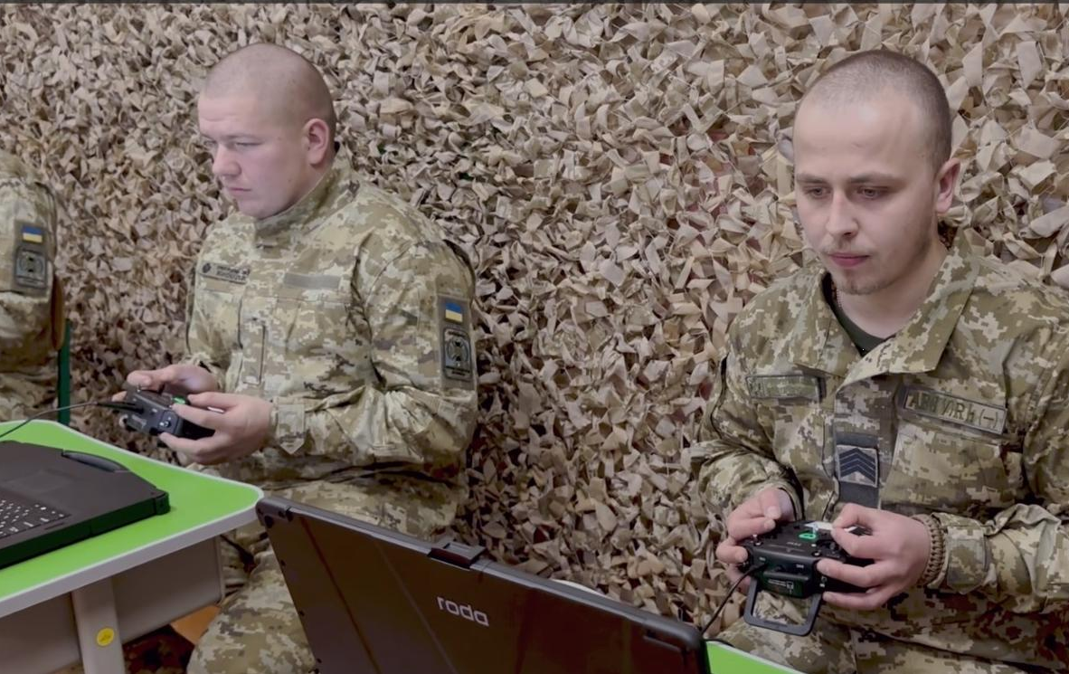 Українцям показали, як готують бойових пілотів FPV-дронів (відео)