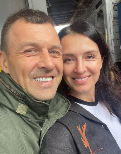 Известная телеведущая откровенно рассказала об отношениях с мужем-военным: "Мы отдаляемся"