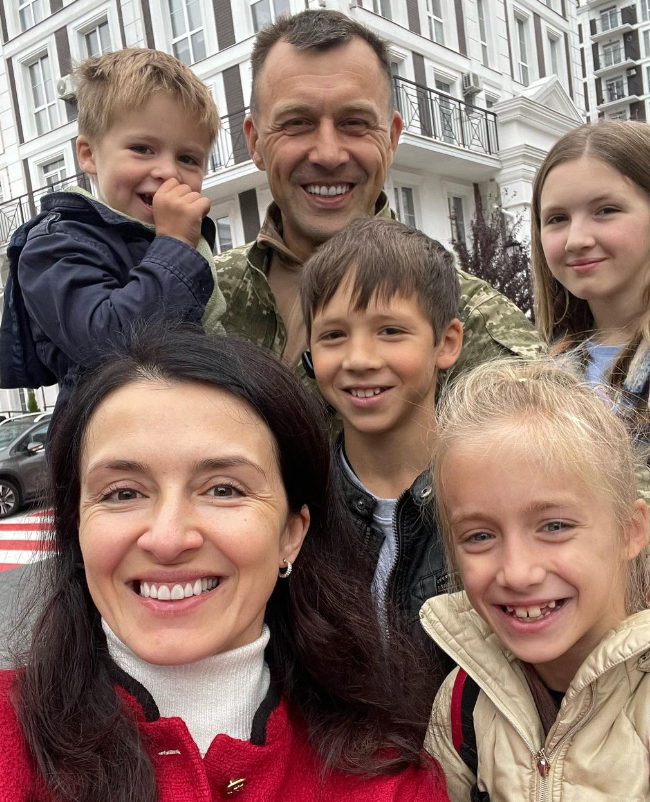 Известная телеведущая откровенно рассказала об отношениях с мужем-военным: &quot;Мы отдаляемся&quot;