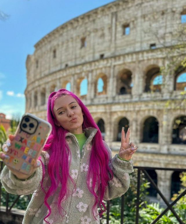 Кэнди Суперстар: Никто не хочет смотреть, как блогер переживает и жалуется на жизнь