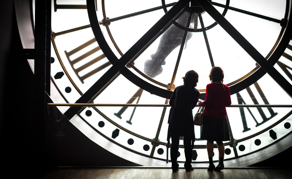 Україна незабаром переходить на літній час: коли переводити годинник