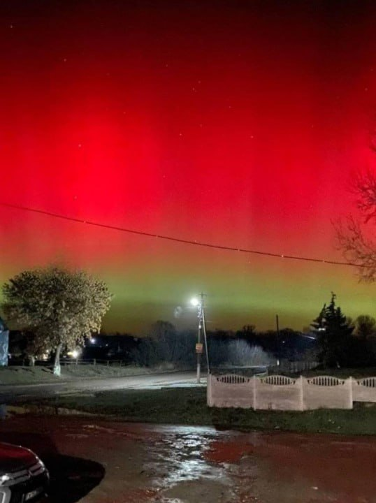 Минулої ночі в небі над Україною з'явилося червоне полярне сяйво (фото)