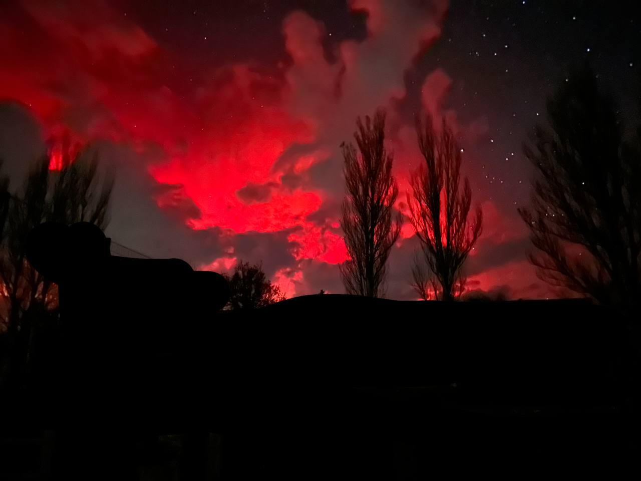 Прошлой ночью в небе над Украиной появилось красное полярное сияние (фото)