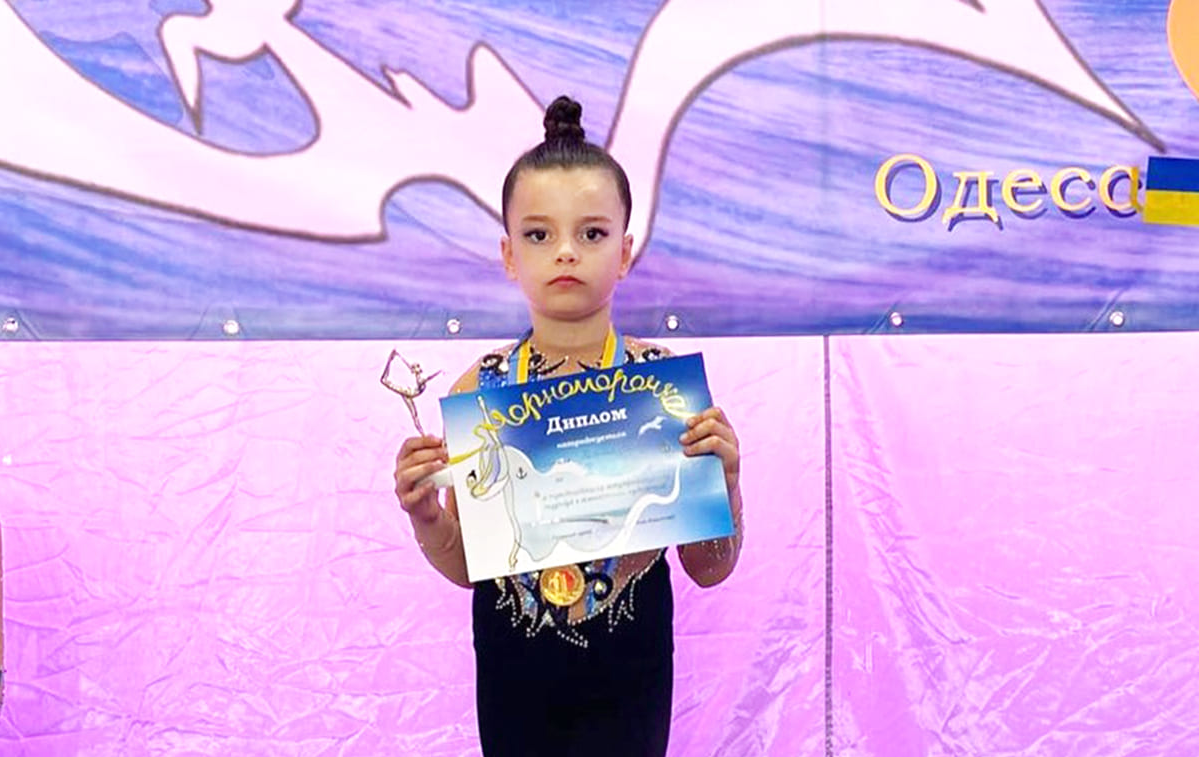 Враг искалечил, но не сломал. Как сегодня живет 7-летняя гимнастка с протезом Саша Паскаль: сильные фото