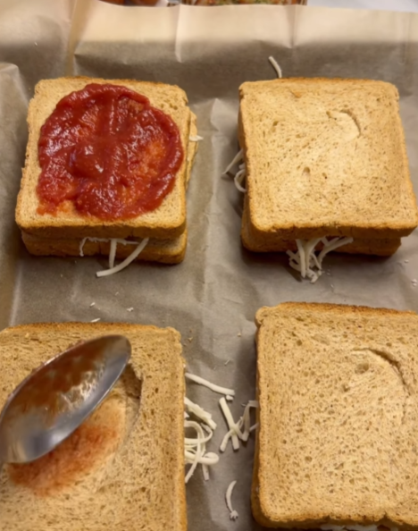 Идеальная закуска на выходные. Рецепт &quot;ленивой&quot; пиццы, которая готовится за 10 минут (видео)