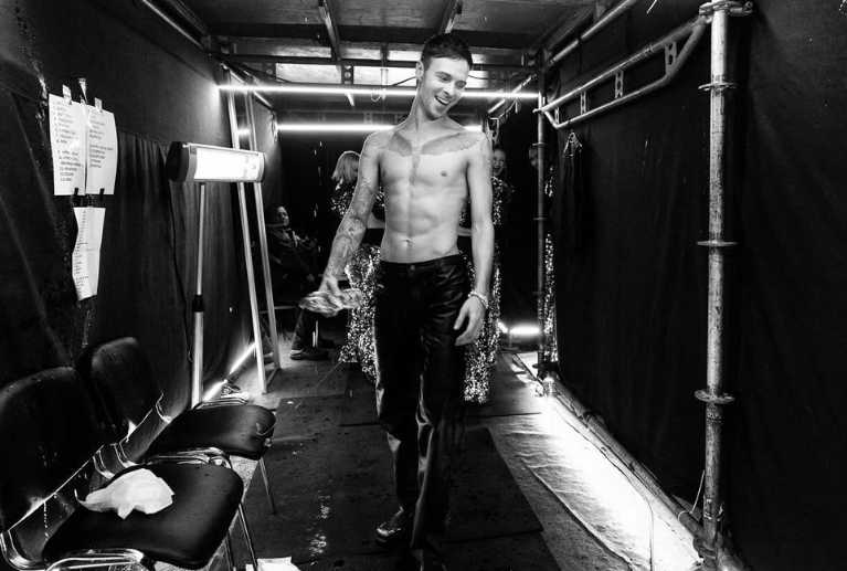 Как Барских выглядел в 2007 году. Смотрите первое выступление артиста на шоу &quot;Караоке на Майдані&quot;