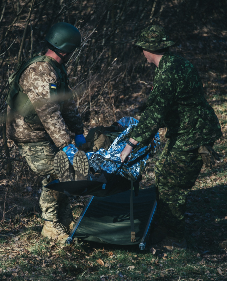 Украинцам показали, как канадские военные учат наших медиков (фото)