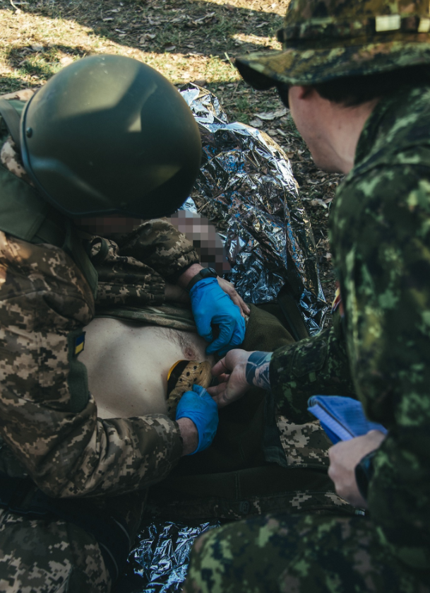 Украинцам показали, как канадские военные учат наших медиков (фото)