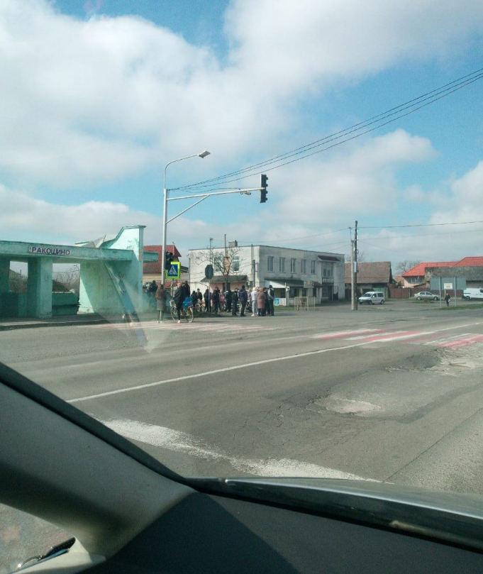 На Закарпатті люди перекрили дороги на тлі масової мобілізації: що відомо