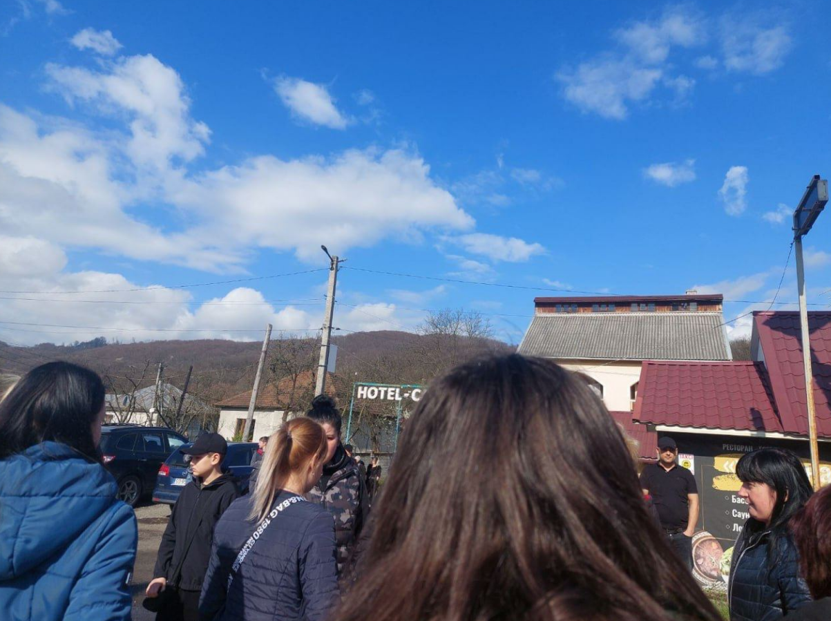 На Закарпатті люди перекрили дороги на тлі масової мобілізації: що відомо