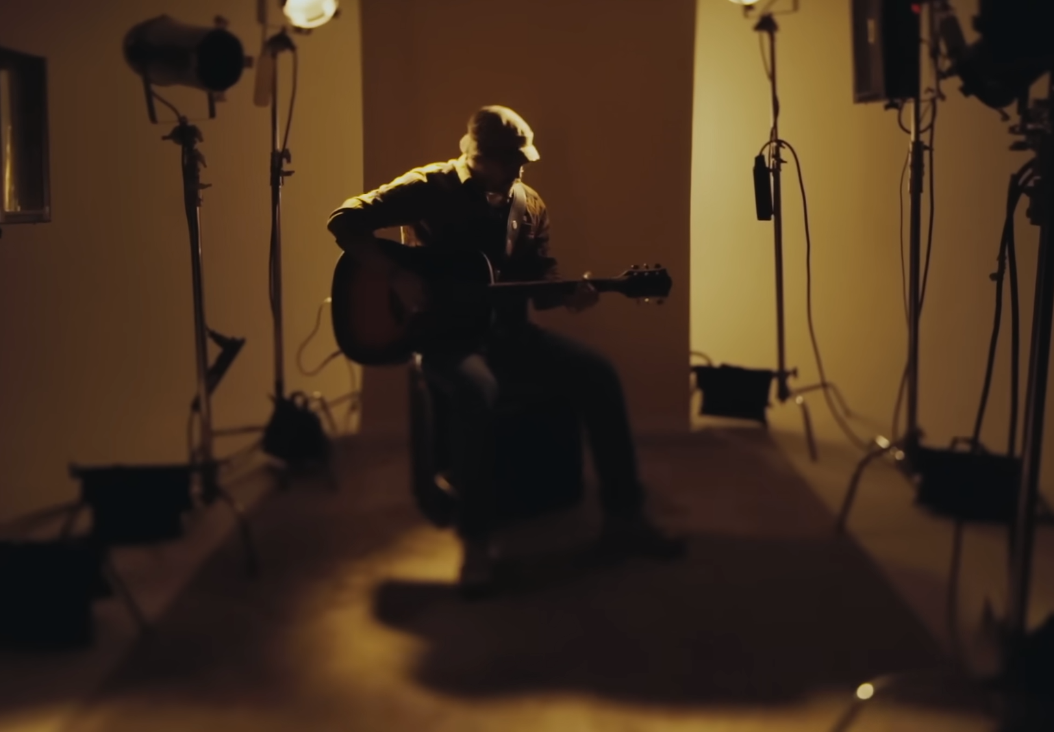 "Нас мама не вчила, як бігти тікати й ховатись". Новая песня Хлывнюка вызывает мурашки по коже (видео)