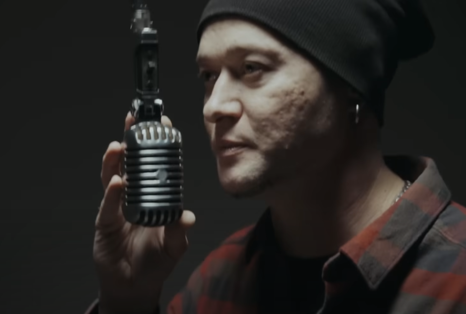 "Нас мама не вчила, як бігти тікати й ховатись". Новая песня Хлывнюка вызывает мурашки по коже (видео)