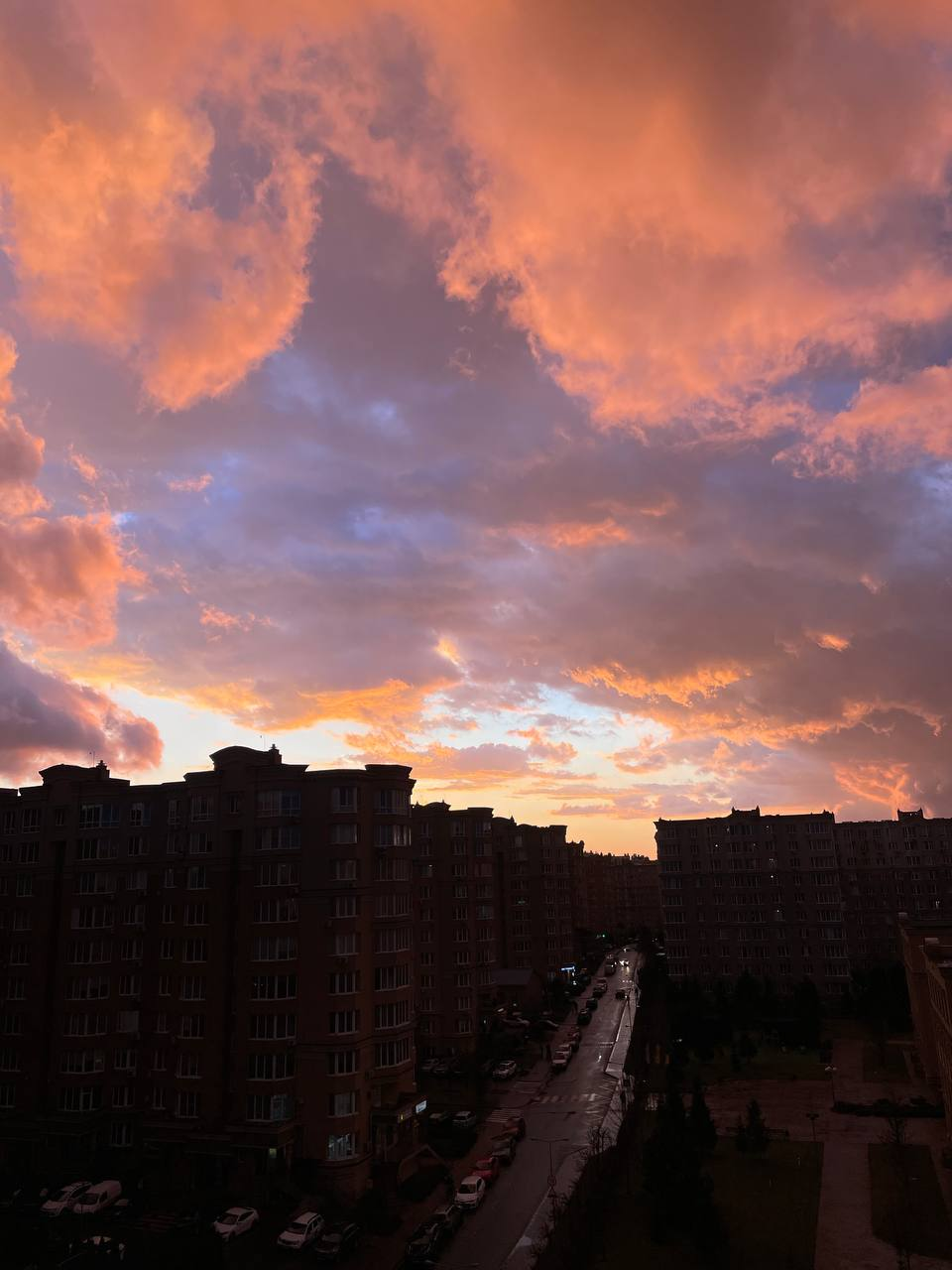 Над Киевом &quot;загорелось&quot; небо. Смотрите, что случилось после града (невероятные фото)