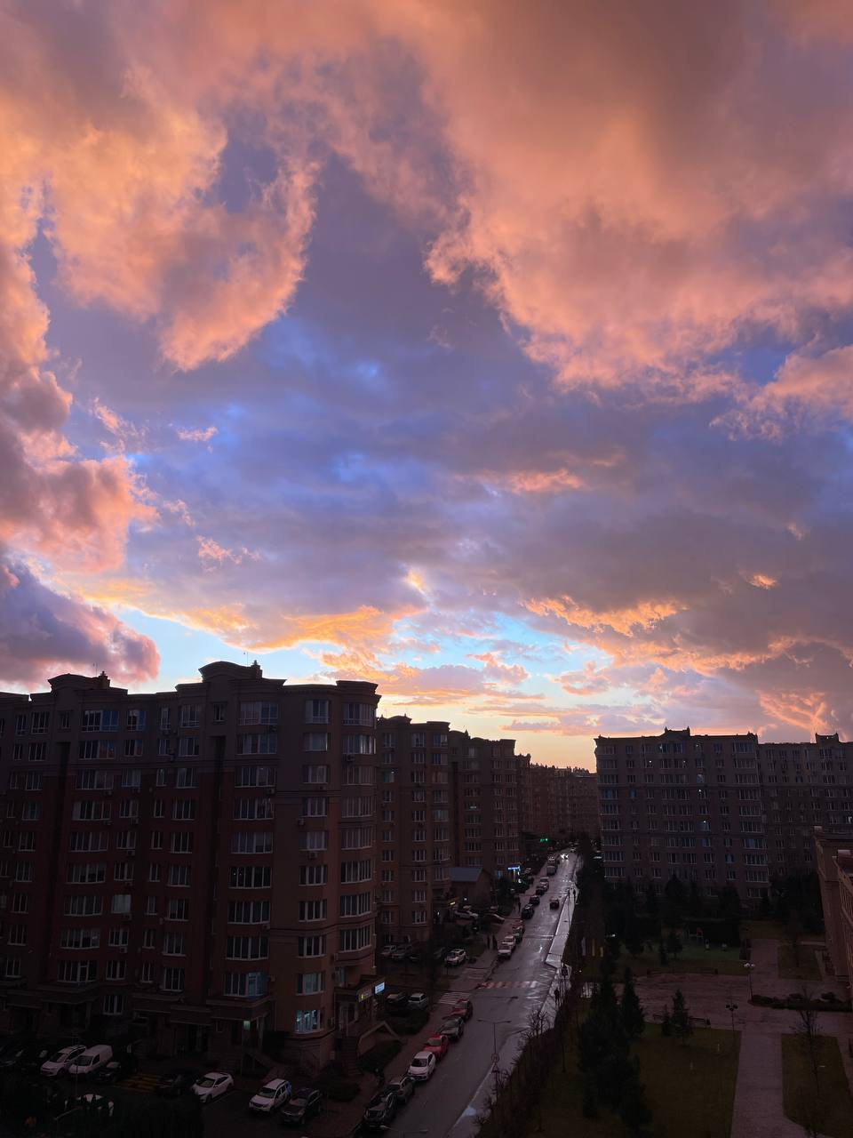 Над Киевом &quot;загорелось&quot; небо. Смотрите, что случилось после града (невероятные фото)