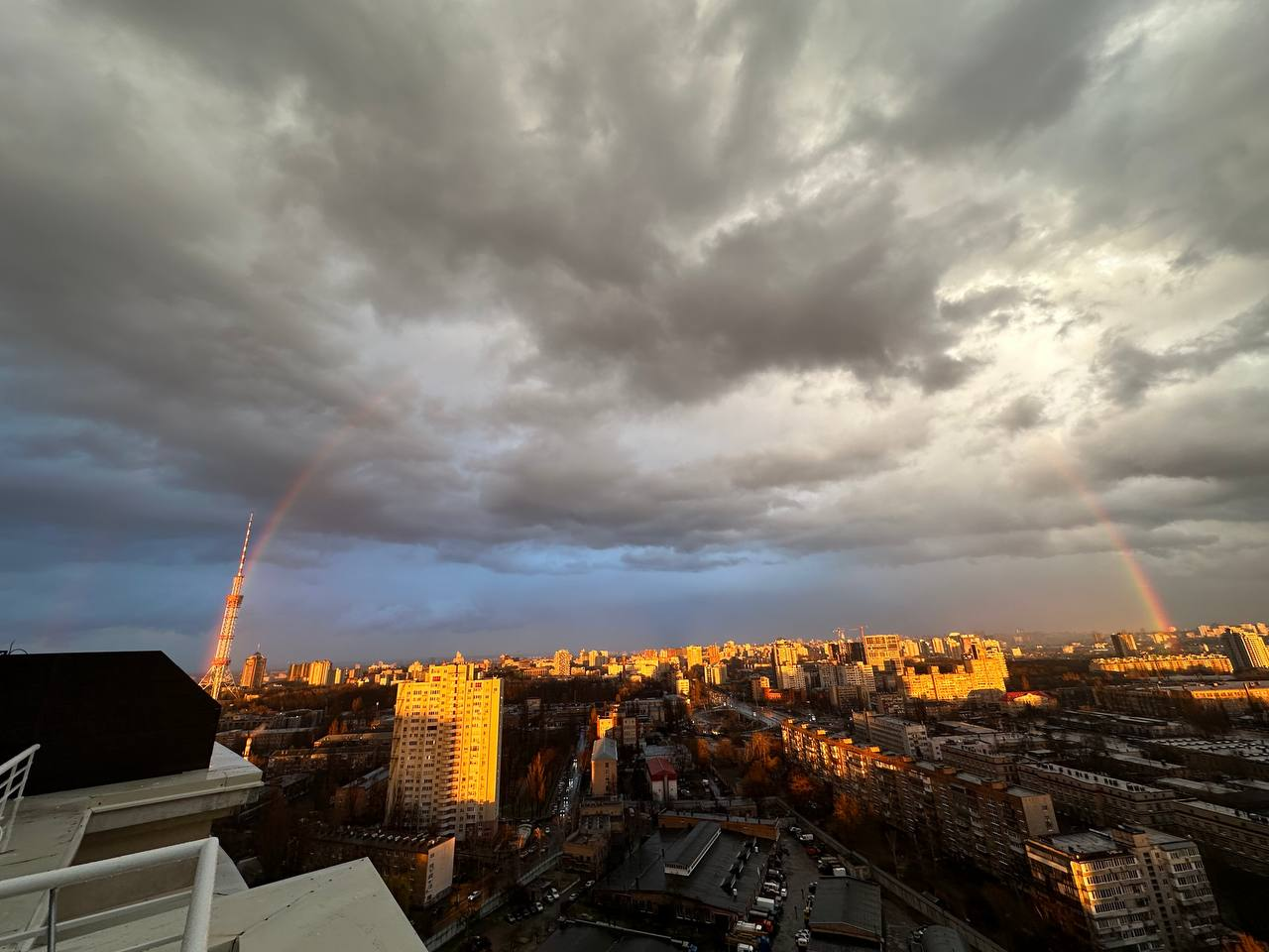 Над Киевом &quot;загорелось&quot; небо. Смотрите, что случилось после града (невероятные фото)