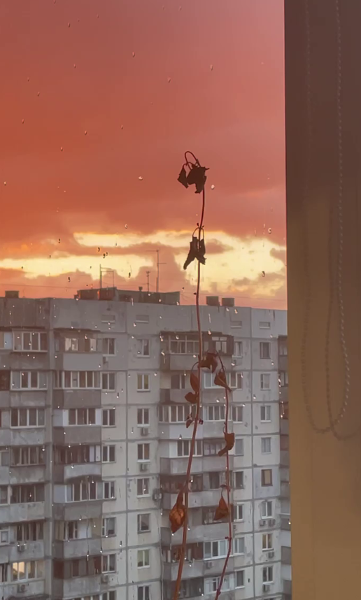 Над Киевом &quot;загорелось&quot; небо. Смотрите, что случилось после града (невероятные фото)