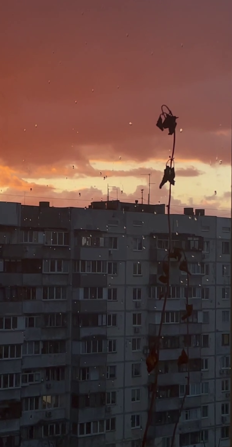 Над Киевом &quot;загорелось&quot; небо. Смотрите, что случилось после града (невероятные фото)